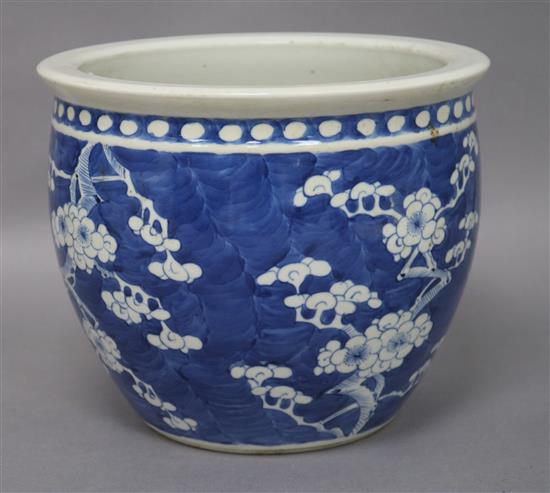 A Chinese blue and white jardiniere H 19.5cm